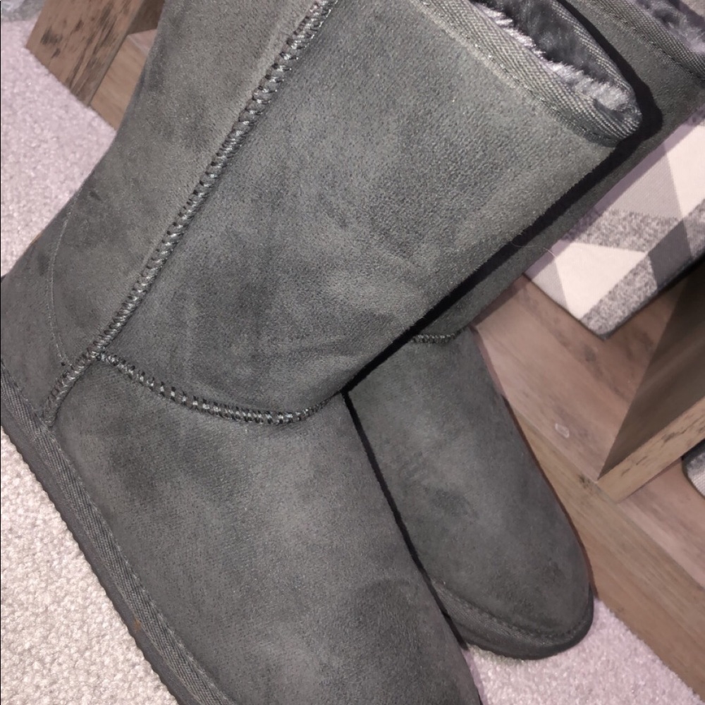 BRAND NEW Après boots